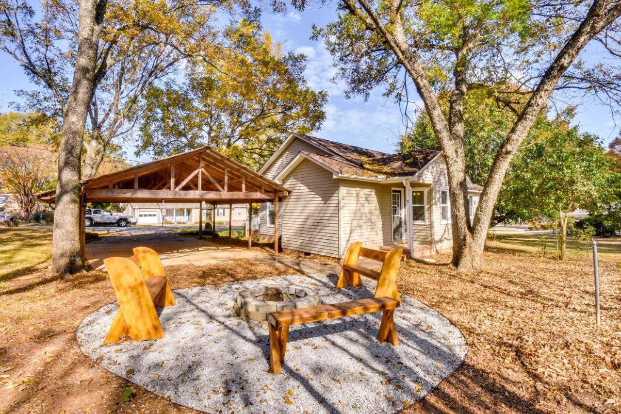 Tranquil Travelers Rest Home With Fire Pit! Экстерьер фото